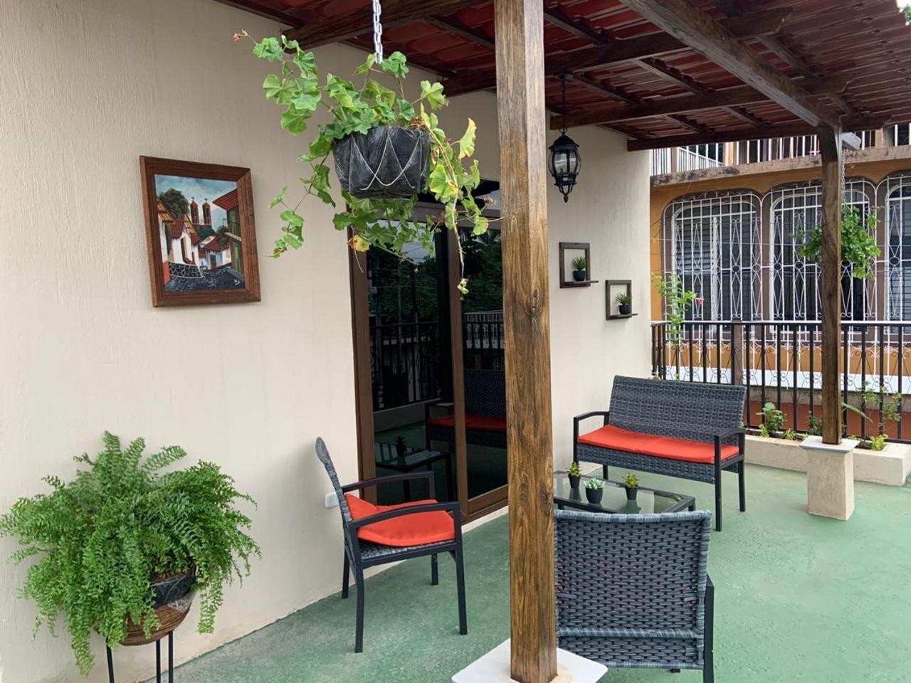 El Meson De Los Abuelitos Retalhuleu Extérieur photo